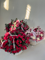 Цветочная корзина из розовых кустовых роз и эвкалипта размер XL