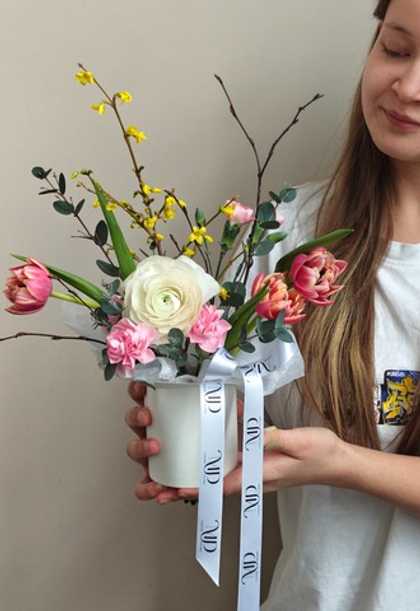 Композиция весенняя с ранункулусом