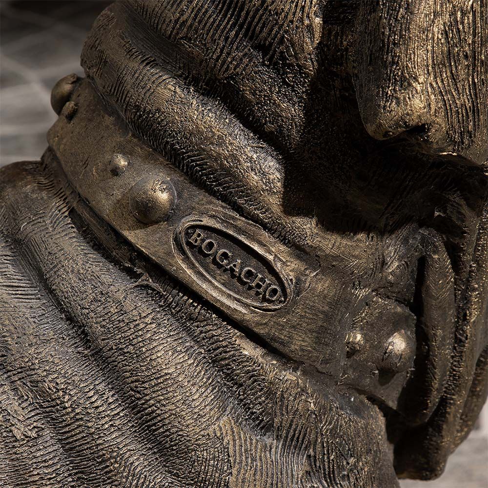 Садовая скульптура Сэр Ватсон в костюме