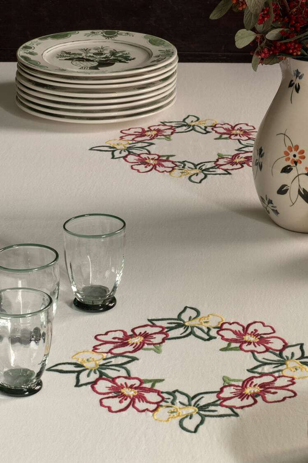 ZARA HOME СКАТЕРТЬ РАМИ С ЦВЕТОЧНОЙ ВЫШИВКОЙ, ЗЕЛЕНЫЙ