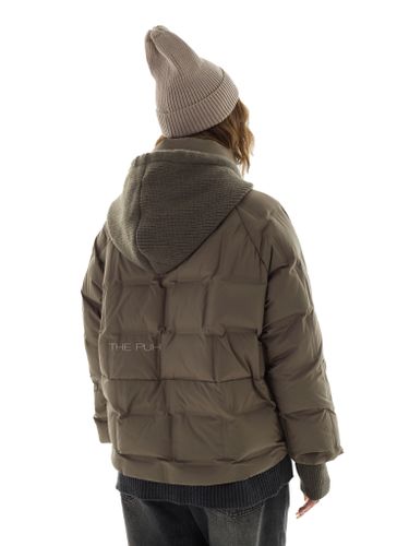 Тонкий пуховик с вязаным капюшоном в цвете хаки