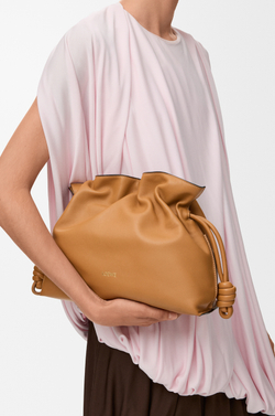 Loewe Сумка-клатч среднего размера Flamenco из телячьей кожи наппа, светло-коричневый