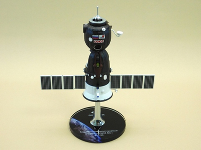 Модель космического корабля СОЮЗ (М1:50 с космонавтами)