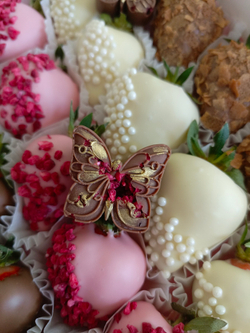 Клубника в шоколаде с бабочками из шоколада