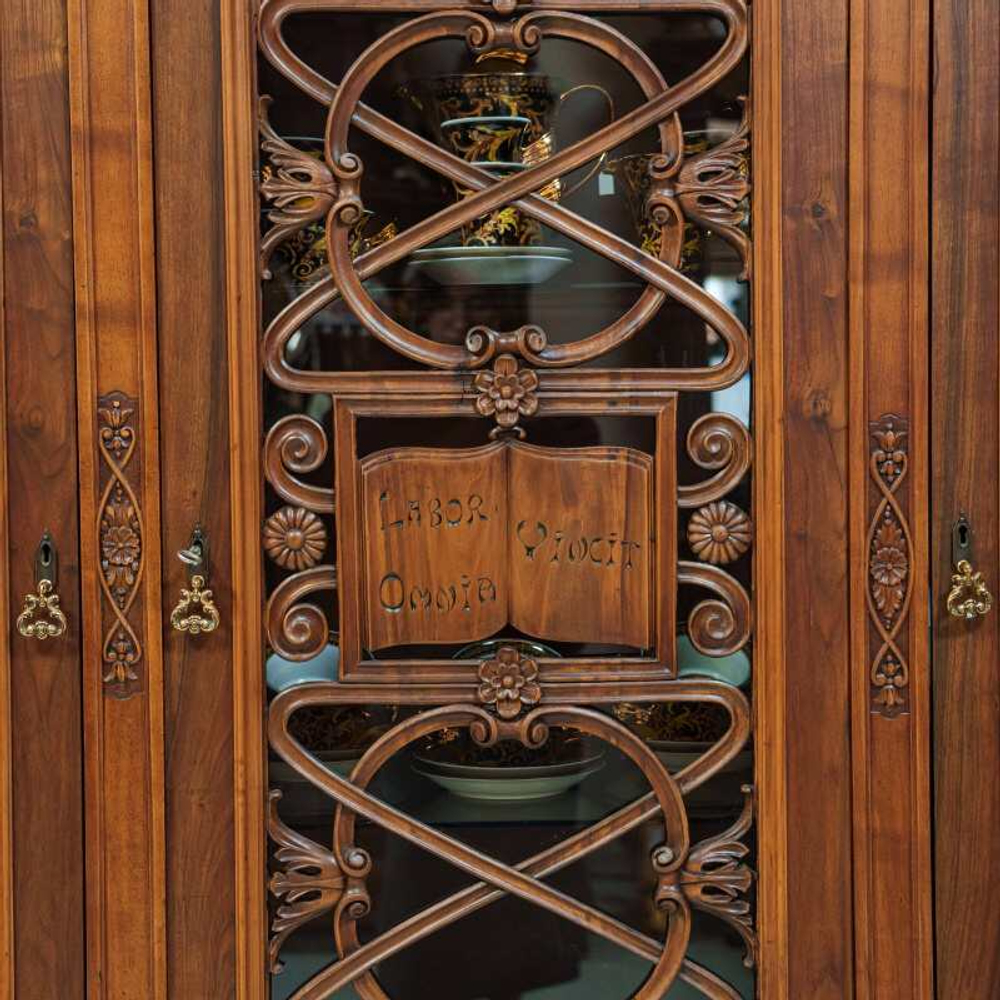 Кабинетный шкаф