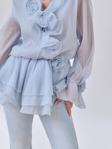 Голубое шифоновое платье-блузка с брошами