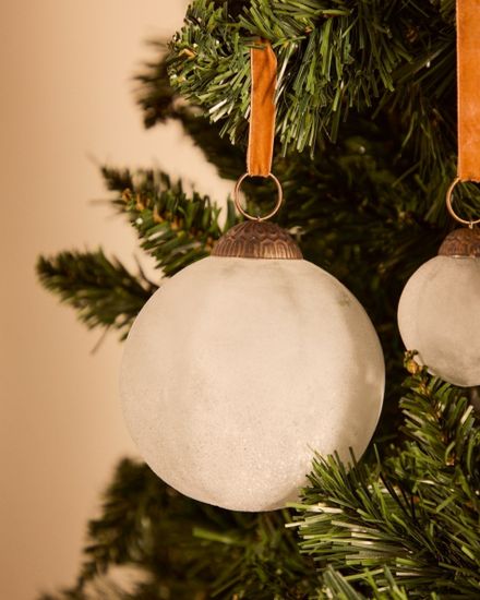 Набор из 2 рождественских шаров Talve из белого переработанного стекла, Ø 10 см