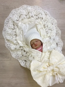 Кружевной уголок и бант на выписку