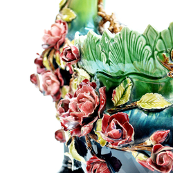 Гарнитур из двух интерьерных ваз и жардиньерки. Майолика, барботин, роспись. Франция. к. XIX в.