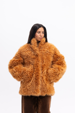 Бежевая шуба с воротником