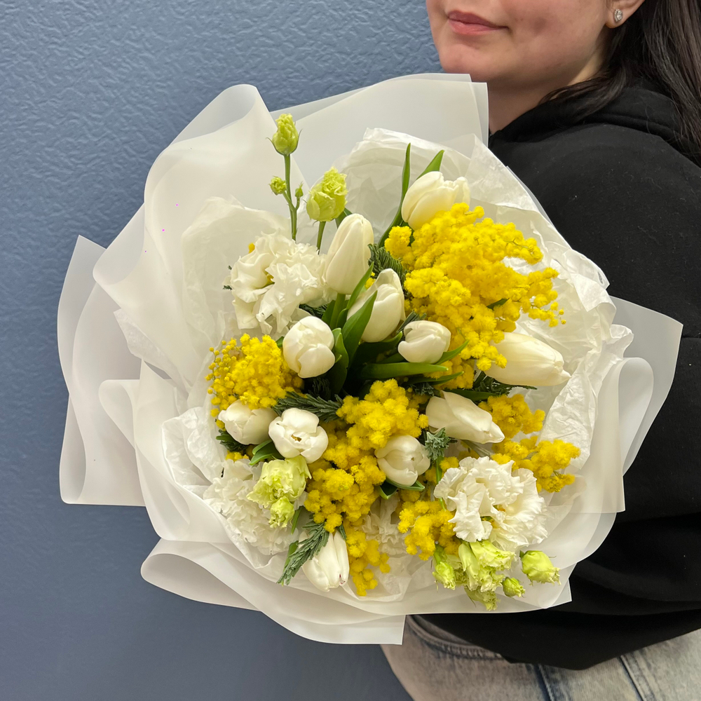 Весенний букет с белыми тюльпанами и ароматной мимозой