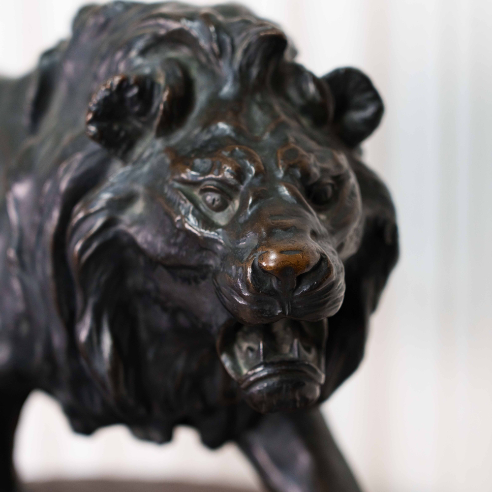 Кабинетная скульптура «Идущий лев»