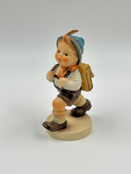 Статуэтка Мальчик с портфелем Goebel