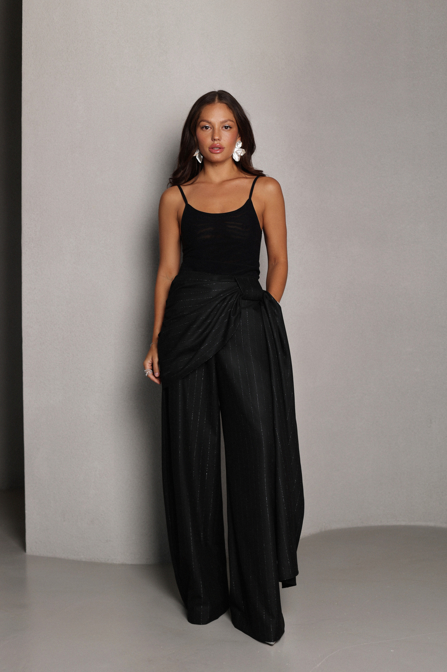 Брюки в полоску с драпировкой