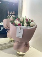 Букет из 25 белых и ярко-розовых тюльпанов