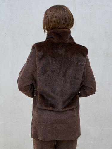 Шоколадная манишка из эко-меха с завязками