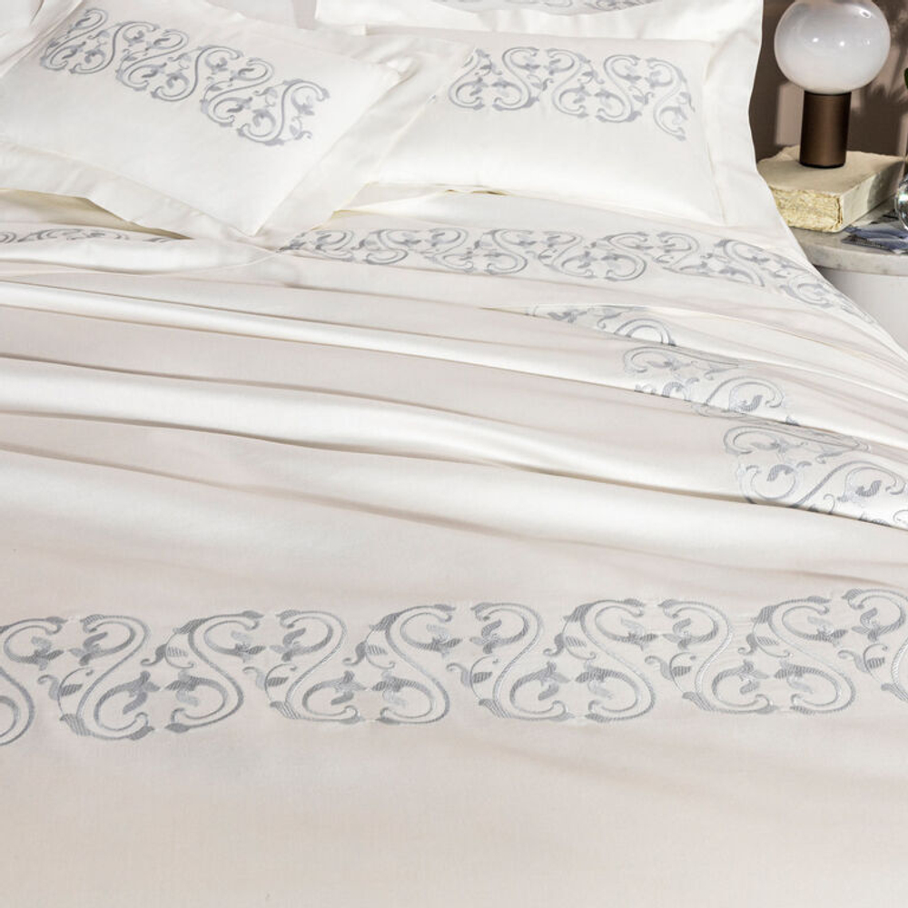 Комплект постельного белья Frette Ornate Medallion Embroidery Milk/Light Sky Blue (240 x 220 см)