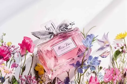 Утонченный аромат для женщин Dior Miss Dior EDP 2021 года с нотами розы и мускуса.