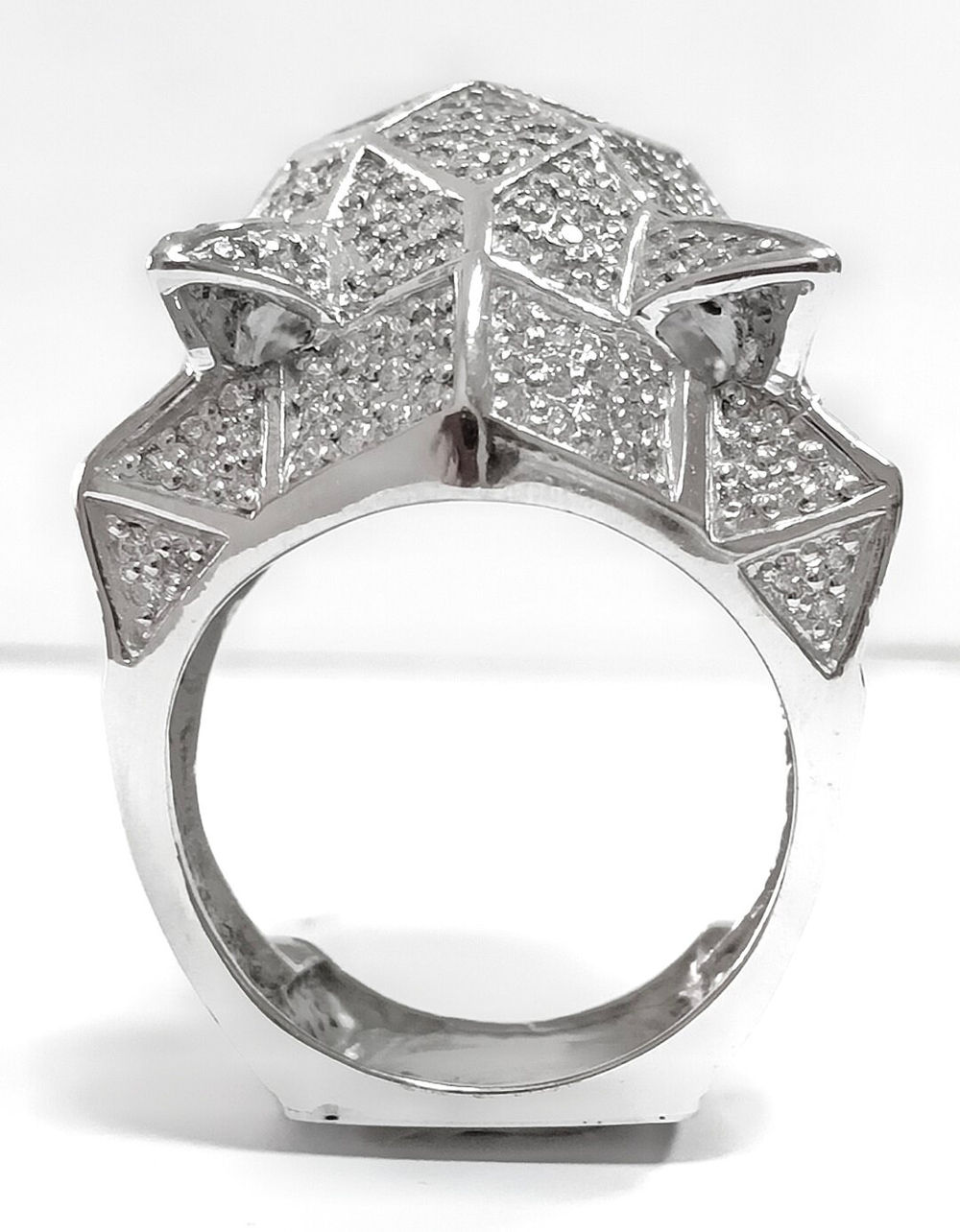 Ювелирное мужское кольцо из серебра с фианитами