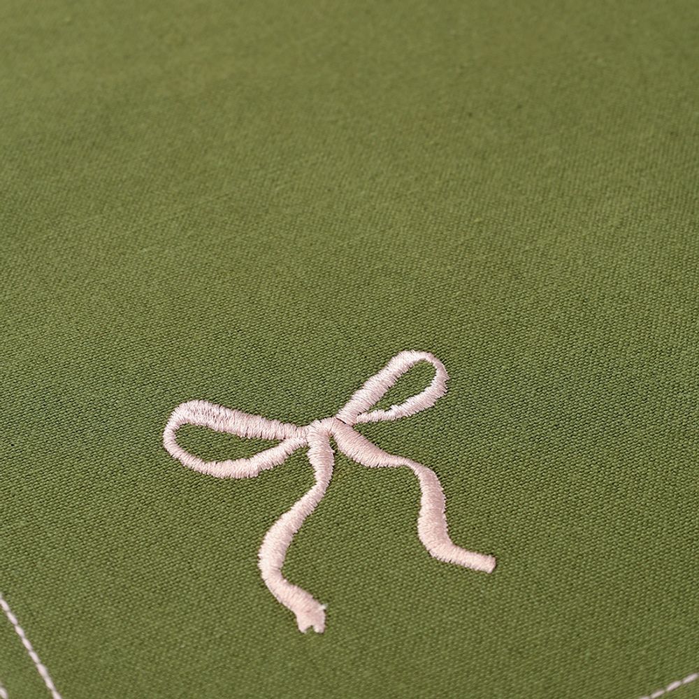 Дорожка на стол Fancy Bows оливкового цвета из коллекции Essential, 45x150 см