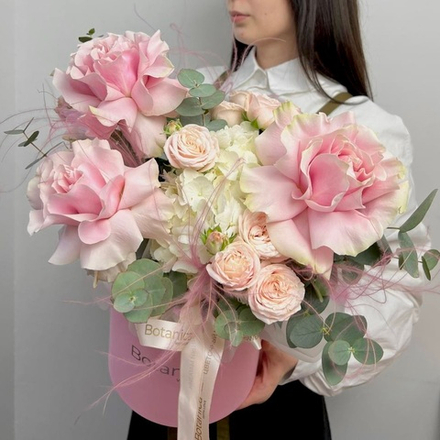 Воздушная коробка с гортензией и французскими розами 260620251