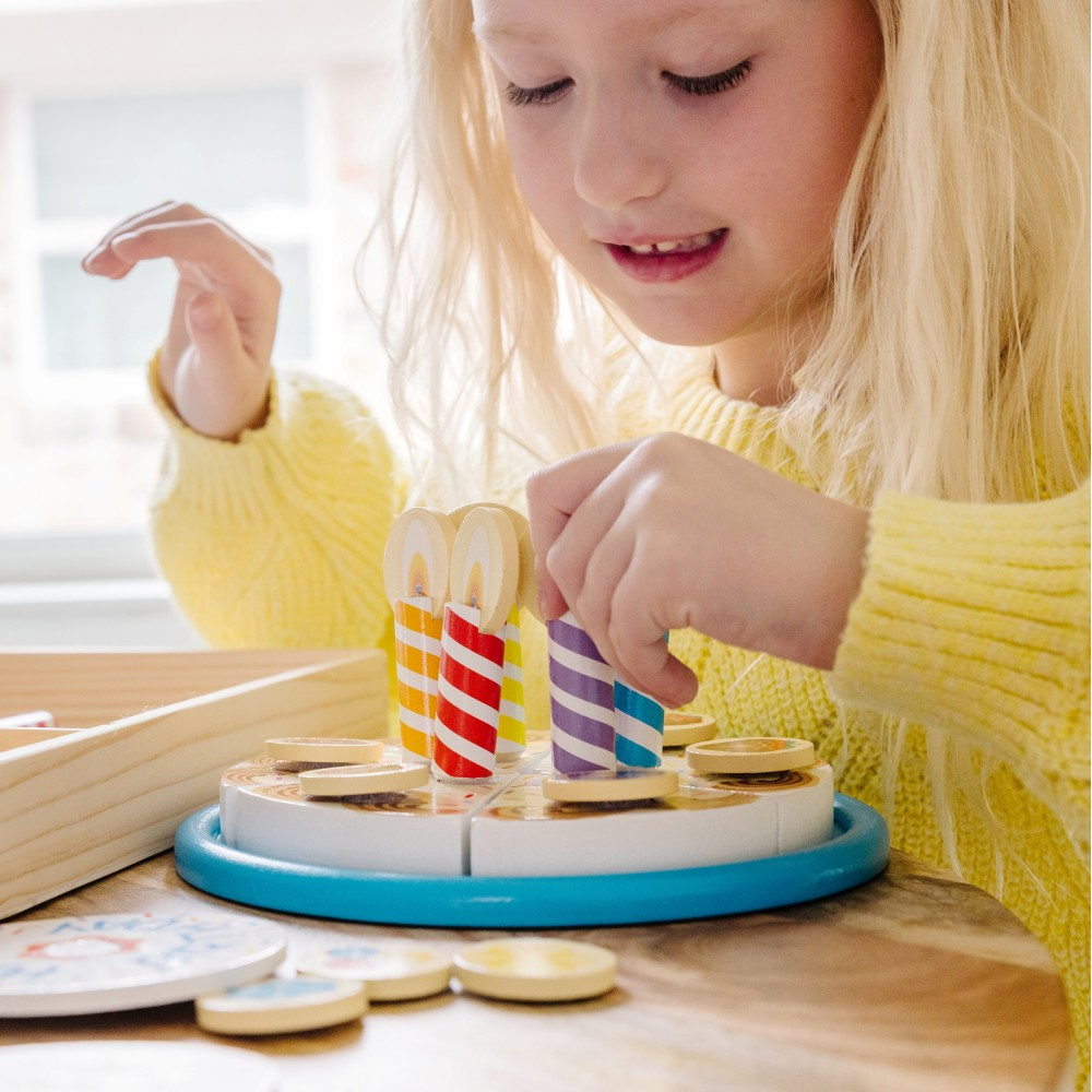 Spin Master 93611 20155234 — Игровой набор Melissa & Doug деревянный праздничный торт с 33 аксессуарами — фото 4