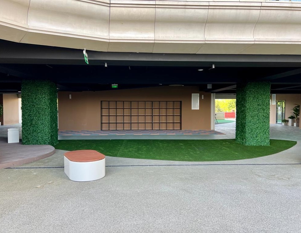 5.23. Вертикальное озеленение колонн искусственной зеленью в ЖК «Development Plaza»