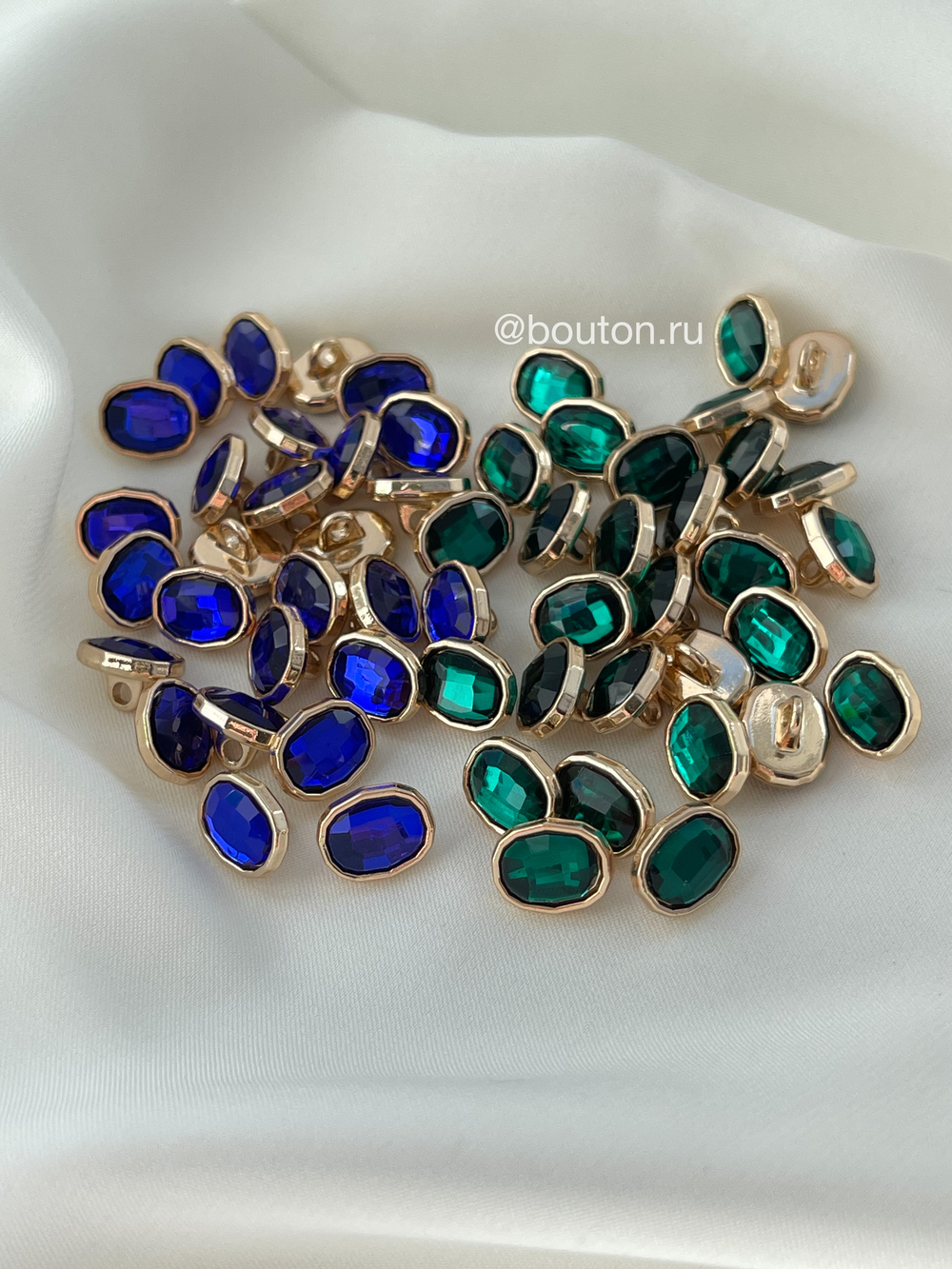 Пуговицы стразы зеленые изумруды золото 10х8 мм.