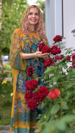 Полупрозрачное платье-туника с капюшоном «Ирисы», принт по мотивам картины Ван Гога "Ваза с ирисами на жёлтом фоне"