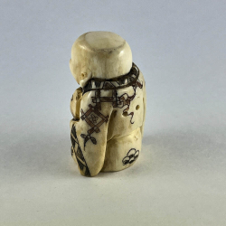 Статуэтка нэцкэ Ребенок Карако с большой рыбой