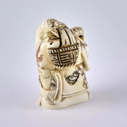 Нэцкэ Дзюродзин с корзиной рыбы через плечо