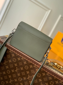 Louis Vuitton Takeoff Messenger