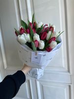 Букет из 25 классических белых и красных тюльпанов