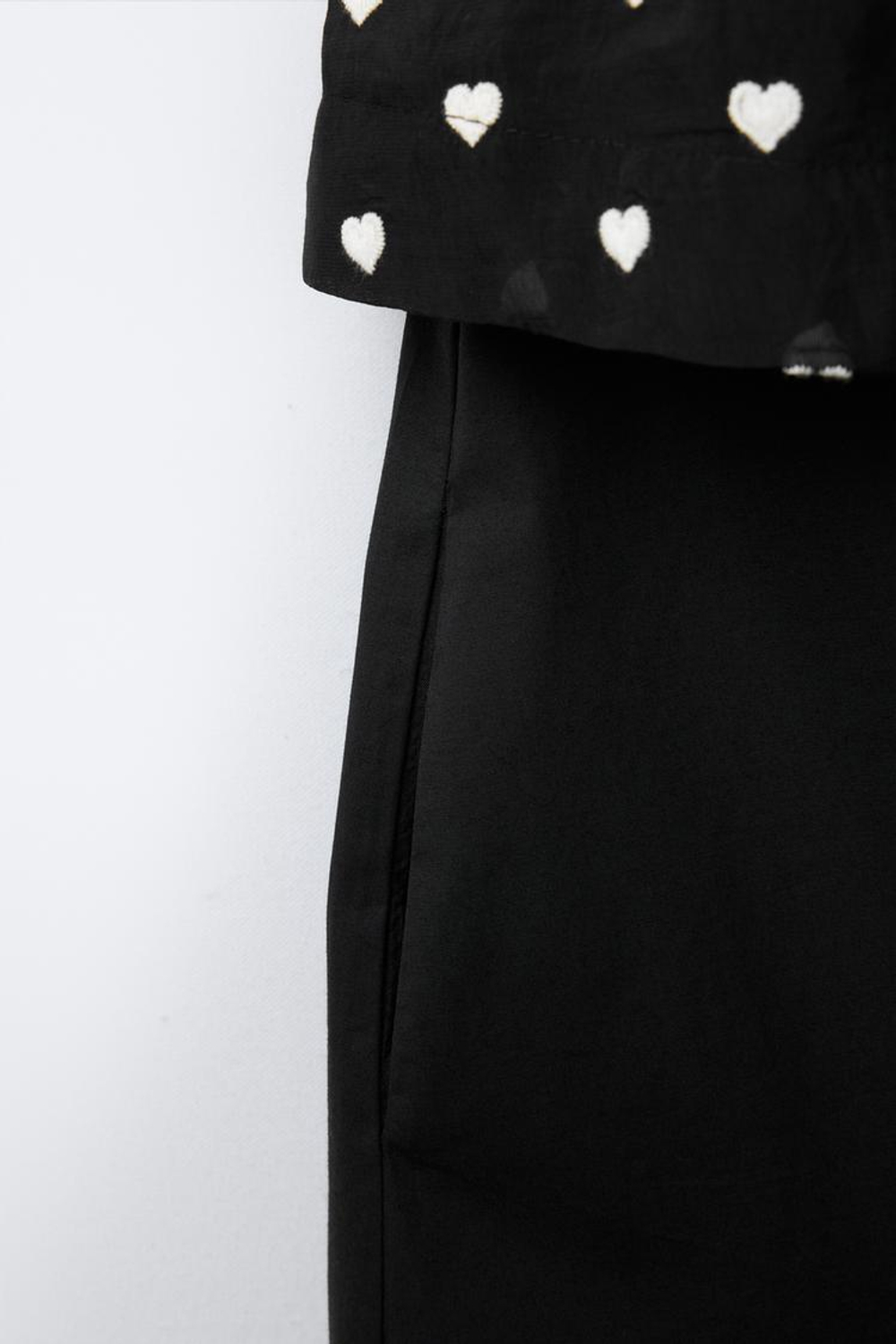 ZARA ДВУХСЛОЙНОЕ ПЛАТЬЕ С ВЫШИВКОЙ «СЕРДЦА», ЧЕРНЫЙ