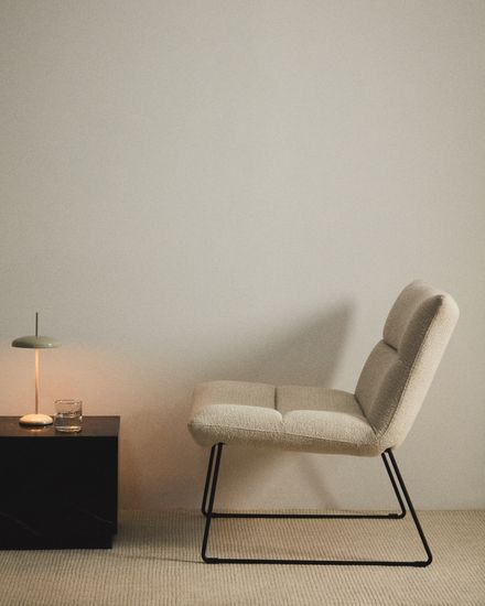 Кресло Asen из бежевого шенилла с черными стальными ножками