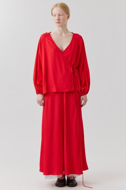 Блузка на запах из алой вискозы