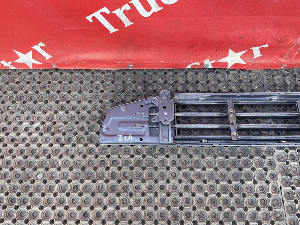 Пoднoжкa бампеpa верхняя