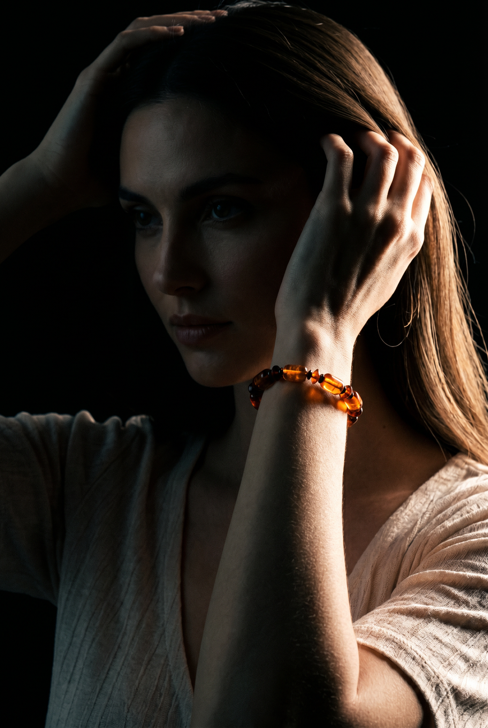 Браслет на руку. Янтарь натуральный формованный