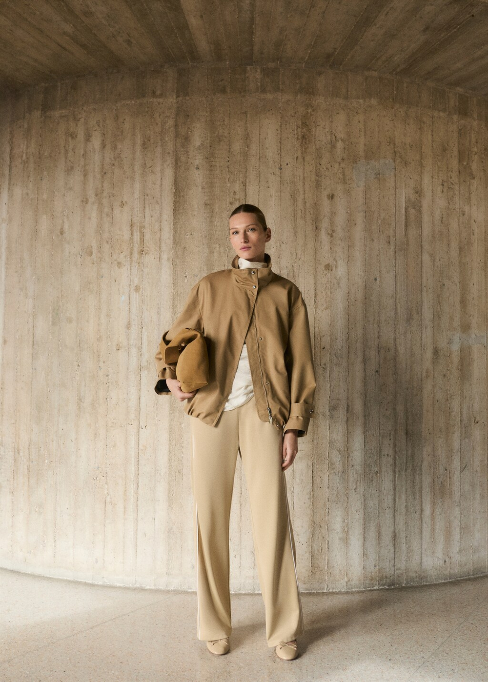 Брюки-джоггеры с контрастными полосками