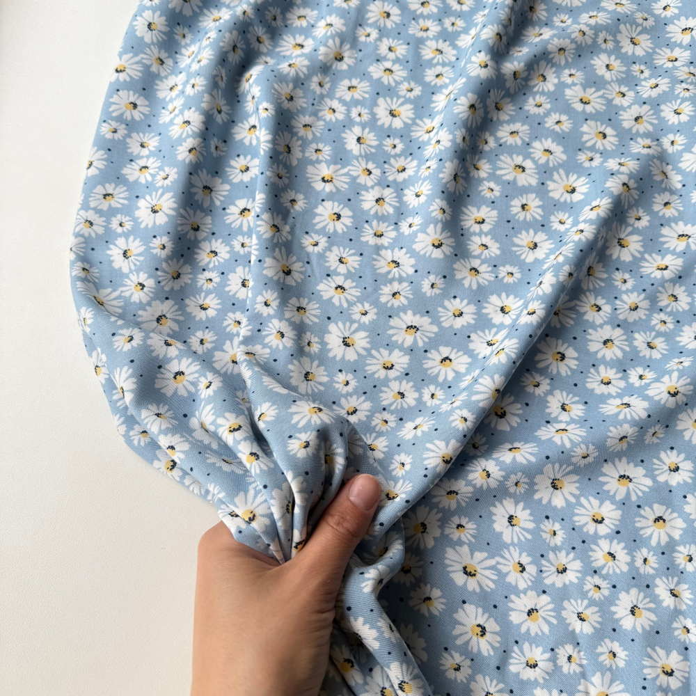 Вискоза (штапель) Ромашки на голубом фоне