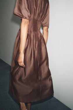 ZARA ТРИКОТАЖНОЕ ПЛАТЬЕ С ПЛИССИРОВАННОЙ ТАЛИЕЙ, КОРИЧНЕВЫЙ