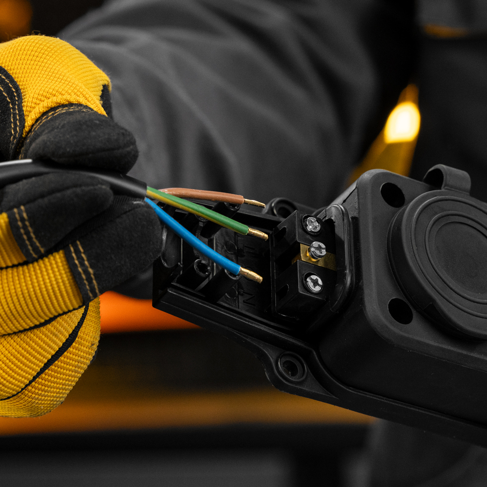 Шнур сетевой Energy Series, ПВС, 3 м, 3 x 1 мм, с неразборной вилкой, черный, Denzel