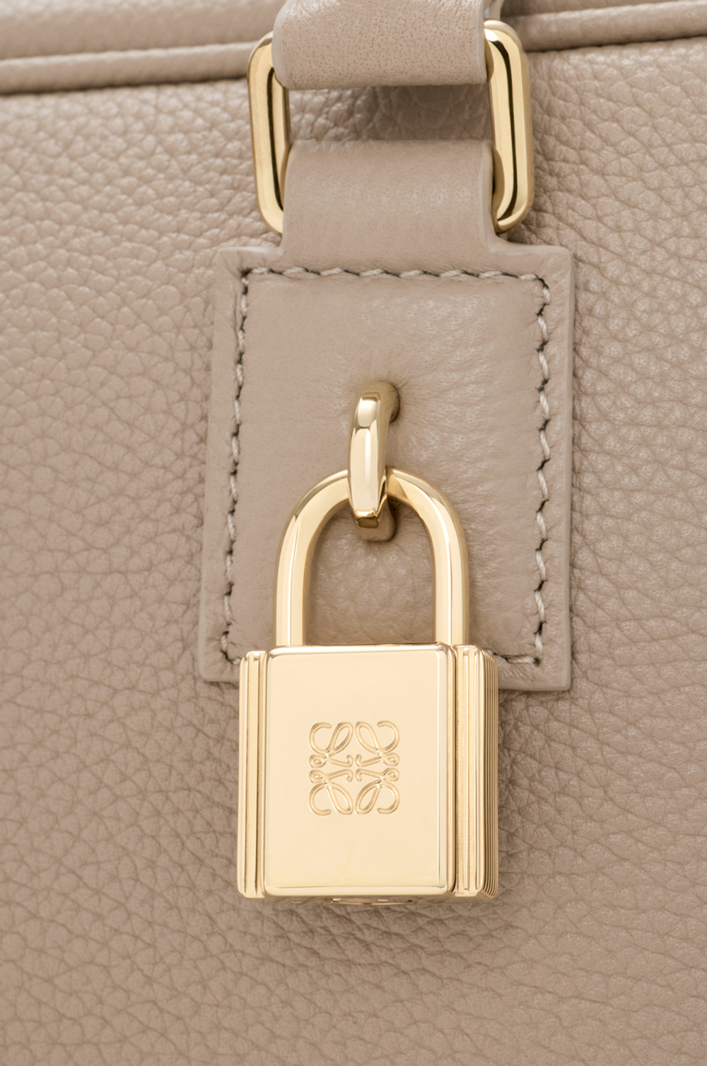Loewe Сумка Amazona 23 из мягкой зернистой телячьей кожи, цвет глины