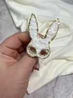 Брошь зайчик из эпоксидной смолы