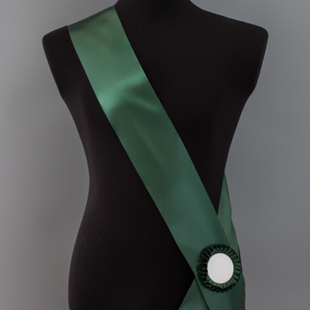 Лента наградная для конкурса красоты С НАНЕСЕНИЕМ. Цвет ленты ТЁМНО-ЗЕЛЕНЫЙ. Крепление розетка с лого.