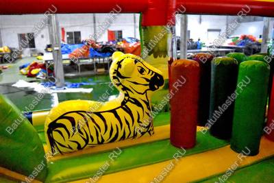 Надувной батут "Зверята с крышей 3" со скалодромом, 13*8*6 м