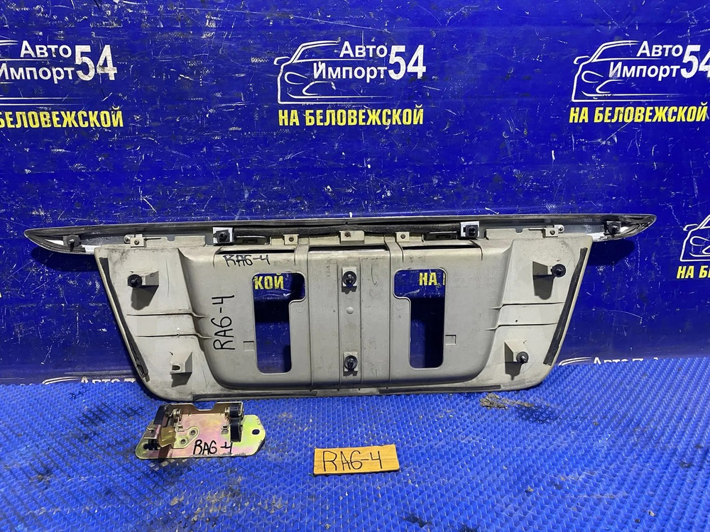 Вставка в багажник центральная Honda ODYSSEY 2000
