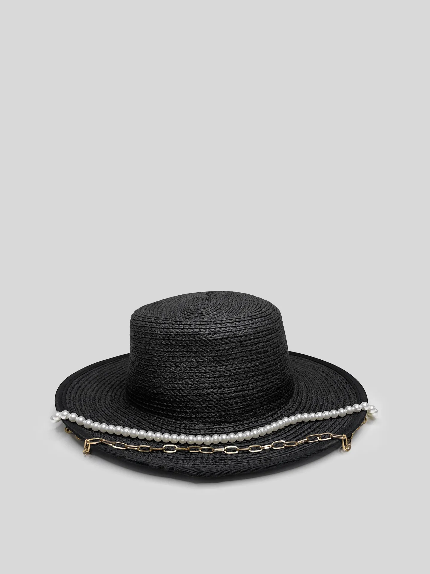 Шляпа соломенная черная с металлической вставкой и комбинированной цепочкой Nadya