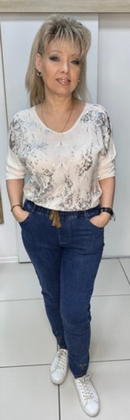 Синие узкие джинсы с пчелкой по низу