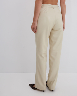 Брюки прямые из искусственной кожи молочный